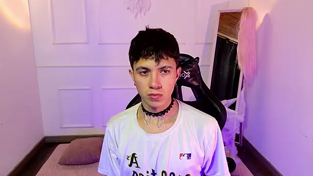 Snapshot of Justyn_Ross chatting on 10-19-25, 02:45 Justyn Ross online show from 10-19-25, 02:45