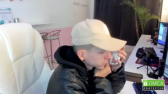 smallgiant27 online show from 10-08-25, 01:14