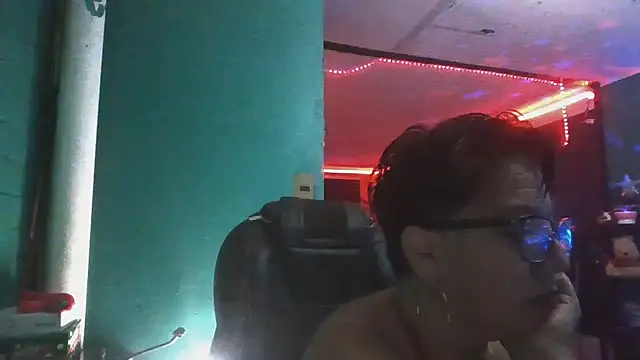 Snapshot of TRISH_MILF chatting on 12-13-24, 01:37 TRISH MILF online show from 12-13-24, 01:37