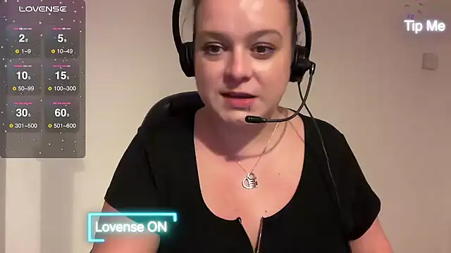 Snapshot of NaughtyWifeUK chatting on 12-02-24, 04:09 NaughtyWifeUK online show from 12-02-24, 04:09