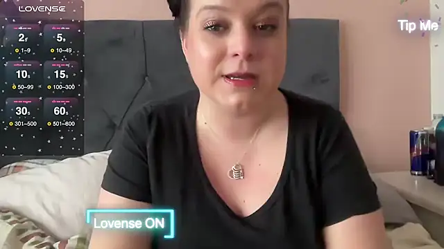 Snapshot of NaughtyWifeUK chatting on 12-14-24, 02:31 NaughtyWifeUK online show from 12-14-24, 02:31