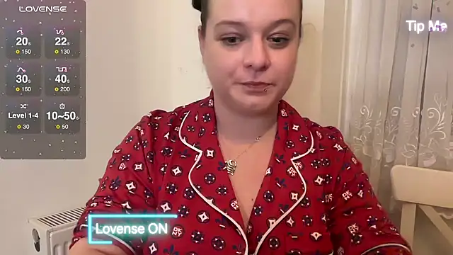 Snapshot of NaughtyWifeUK chatting on 12-23-24, 11:06 NaughtyWifeUK online show from 12-23-24, 11:06