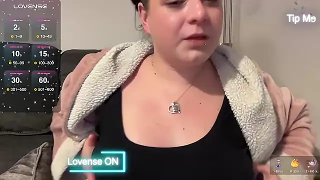 Snapshot of NaughtyWifeUK chatting on 01-19-25, 01:21 NaughtyWifeUK online show from 01-19-25, 01:21