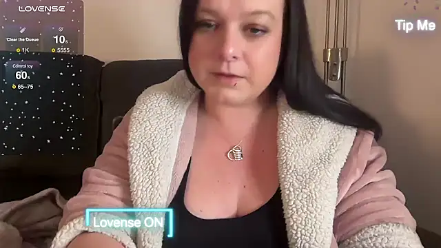 Snapshot of NaughtyWifeUK chatting on 02-05-25, 11:28 NaughtyWifeUK online show from 02-05-25, 11:28