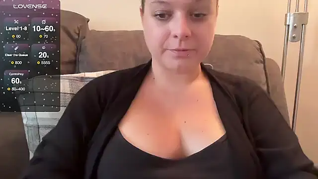 Snapshot of NaughtyWifeUK chatting on 10-10-25, 10:03 NaughtyWifeUK online show from 10-10-25, 10:03