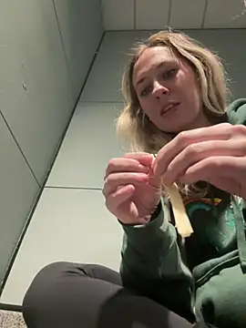 Snapshot of M1ssyk1ssy chatting on 01-10-25, 03:48 M1ssyk1ssy online show from 01-10-25, 03:48