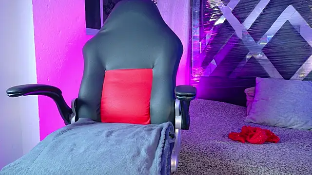 Snapshot of meggan_77 chatting on 03-04-26, 04:29 meggan 77 online show from 03-04-26, 04:29