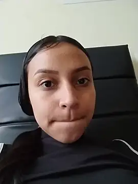 Snapshot of emma_ambar chatting on 10-30-25, 04:19 emma ambar online show from 10-30-25, 04:19