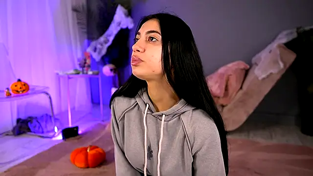 BetsyGonzale online show from 10-28-25, 03:54