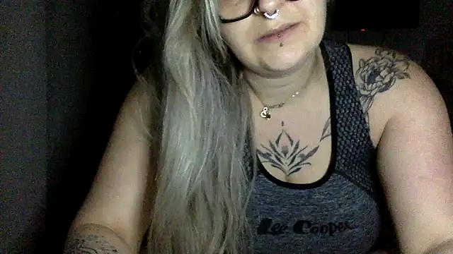 Snapshot of vanillesoumise chatting on 02-10-25, 09:36 vanillesoumise online show from 02-10-25, 09:36