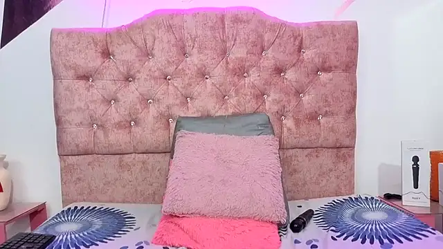 Kitten Hot  online show from 10-28-25, 05:22