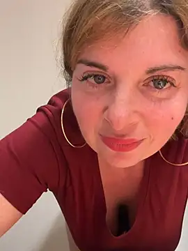 Snapshot of Lombada chatting on 02-15-26, 10:06 Lombada online show from 02-15-26, 10:06