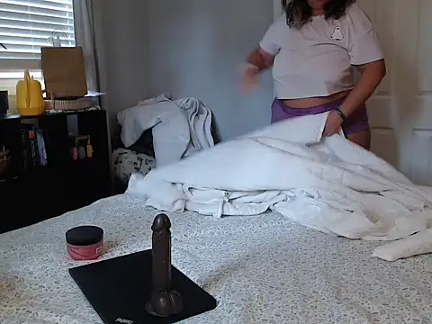 LauLauPAWG online show from 10-28-25, 04:20