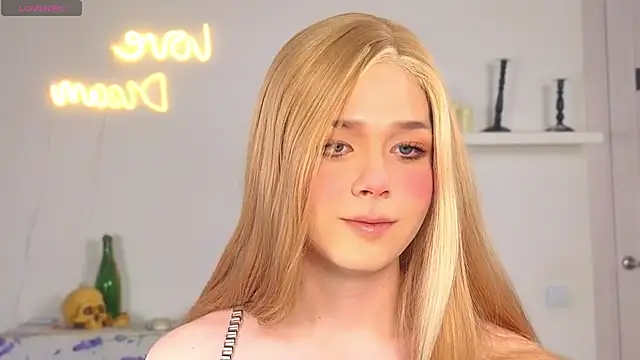 Snapshot of _yourFoxy_ chatting on 10-15-25, 12:38 yourFoxy online show from 10-15-25, 12:38