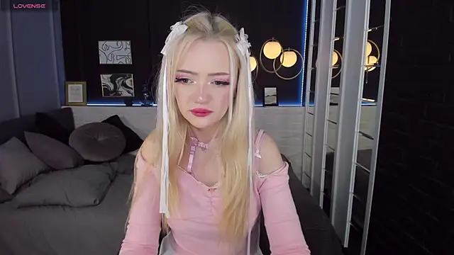 Snapshot of EmilyAir chatting on 12-28-24, 01:18 EmilyAir online show from 12-28-24, 01:18