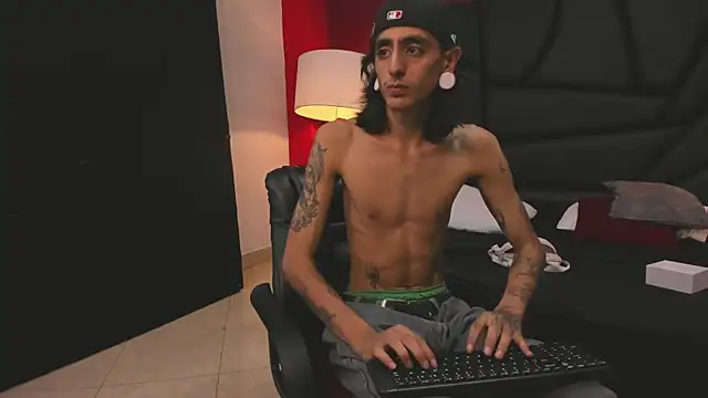 Snapshot of Matthew_Dixonn chatting on 12-21-24, 07:56 Matthew Dixonn online show from 12-21-24, 07:56