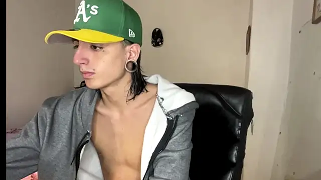 Snapshot of Matthew_Dixonn chatting on 02-05-25, 10:01 Matthew Dixonn online show from 02-05-25, 10:01