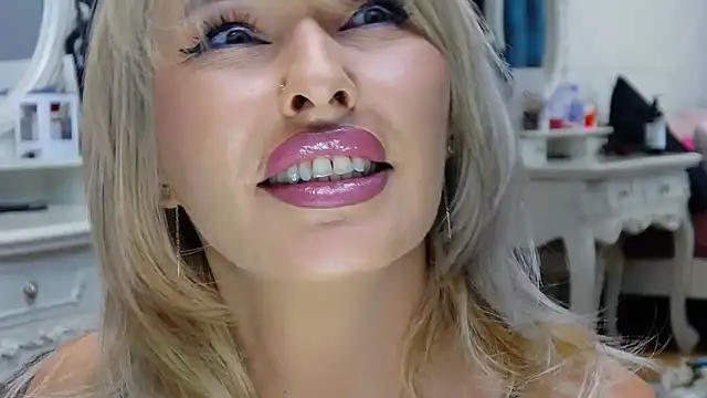 Snapshot of IssaSmith chatting on 10-25-25, 07:16 IssaSmith online show from 10-25-25, 07:16