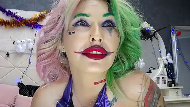 Snapshot of IssaSmith chatting on 10-31-25, 08:04 IssaSmith online show from 10-31-25, 08:04