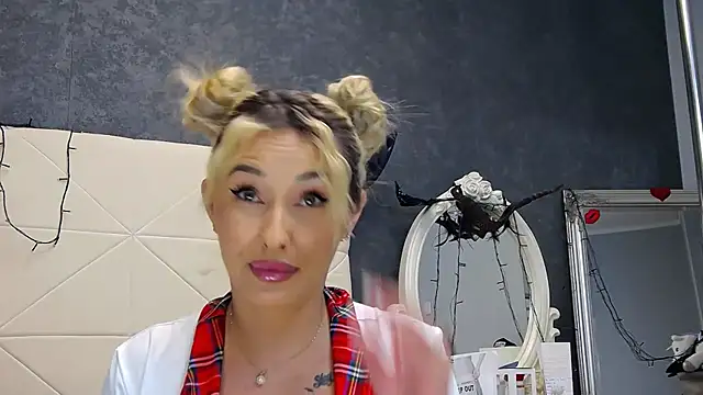 Snapshot of IssaSmith chatting on 11-19-25, 07:41 IssaSmith online show from 11-19-25, 07:41