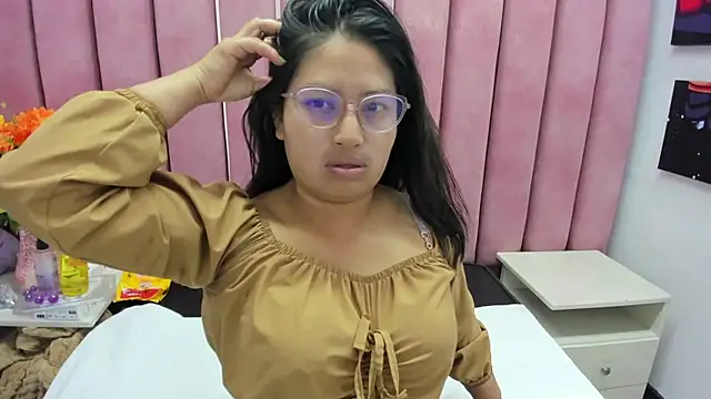 Miaa Smiith  online show from 10-12-25, 03:05