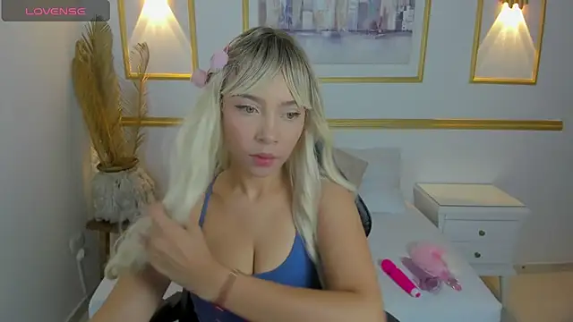 Snapshot of adara_44 chatting on 12-11-24, 07:25 adara 44 online show from 12-11-24, 07:25