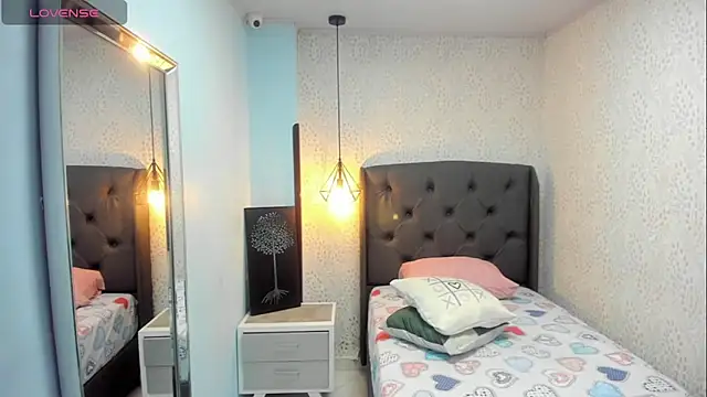 Snapshot of MAILYLOVE1 chatting on 02-19-25, 04:00 MAILYLOVE1 online show from 02-19-25, 04:00