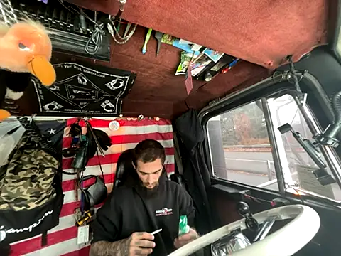 Snapshot of XMeF10 chatting on 12-05-25, 07:43 XMeF10 online show from 12-05-25, 07:43