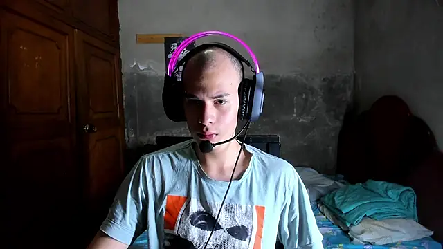 Snapshot of bruce_kane21 chatting on 09-11-25, 06:52 bruce kane21 online show from 09-11-25, 06:52