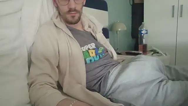 Snapshot of passif520 chatting on 03-11-26, 01:39 passif520 online show from 03-11-26, 01:39