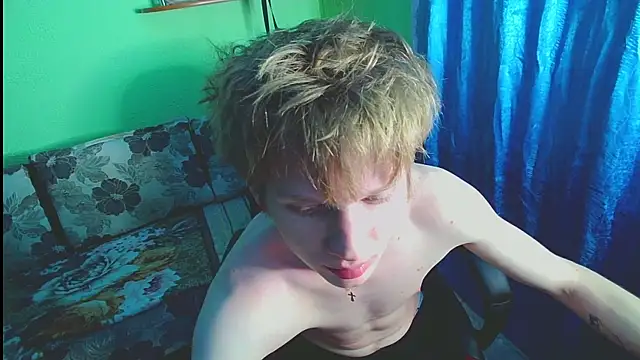 Snapshot of fameboyboo chatting on 11-02-25, 01:24 fameboyboo online show from 11-02-25, 01:24