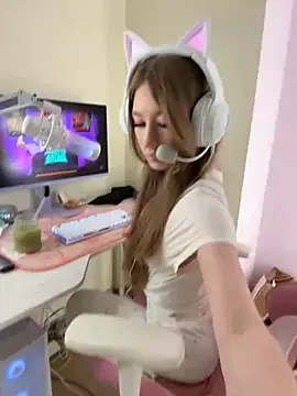 Snapshot of your_girl_next_door chatting on 10-28-25, 01:58 your girl next door online show from 10-28-25, 01:58