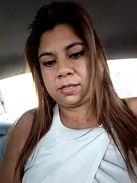 Laura-Hernandez online show from 11-10-25, 04:06