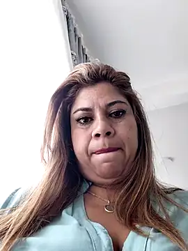 Snapshot of Laura-Hernandez chatting on 06-24-26, 03:44 Laura-Hernandez online show from 06-24-26, 03:44