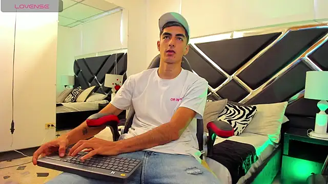 Snapshot of DimitryHank chatting on 12-28-24, 05:35 DimitryHank online show from 12-28-24, 05:35