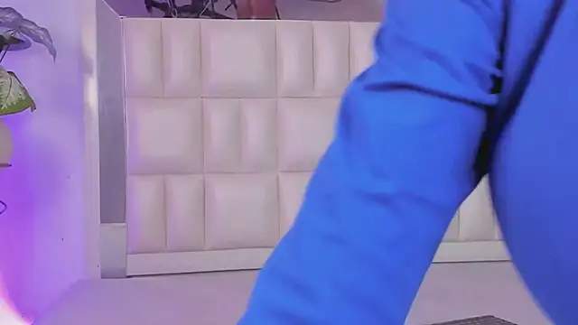 Snapshot of Alhana_pulido chatting on 01-22-25, 09:32 Alhana pulido online show from 01-22-25, 09:32