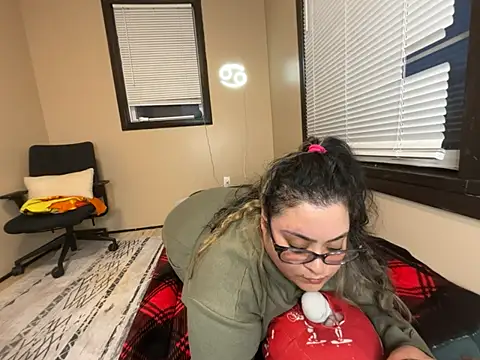 Snapshot of tillymarie34 chatting on 02-11-26, 11:43 tillymarie34 online show from 02-11-26, 11:43