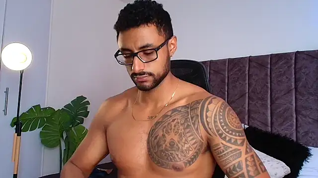 LiamGarcia1 online show from 11-17-25, 04:35