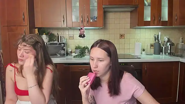 Snapshot of HotCaramellsTV chatting on 05-07-26, 11:15 HotCaramellsTV online show from 05-07-26, 11:15