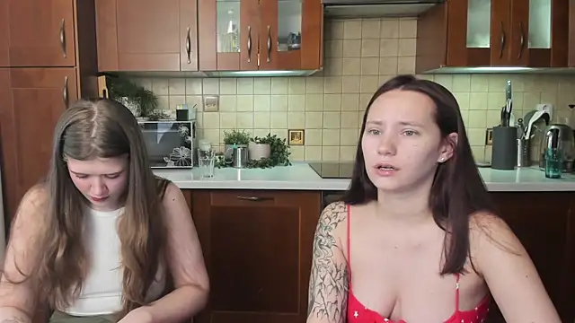 Snapshot of HotCaramellsTV chatting on 06-08-26, 11:32 HotCaramellsTV online show from 06-08-26, 11:32