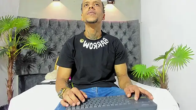 Snapshot of Salomon_koude chatting on 06-15-26, 01:35 Salomon koude online show from 06-15-26, 01:35
