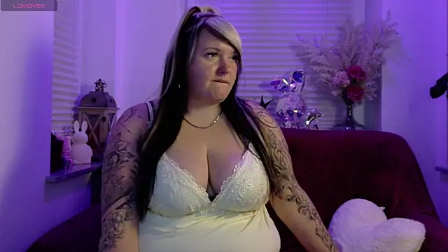 Snapshot of CurvyAngelina_Official chatting on 11-10-25, 07:13 CurvyAngelina Official online show from 11-10-25, 07:13