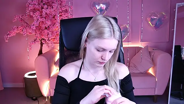 Snapshot of GraceGlamour chatting on 02-21-26, 05:08 GraceGlamour online show from 02-21-26, 05:08