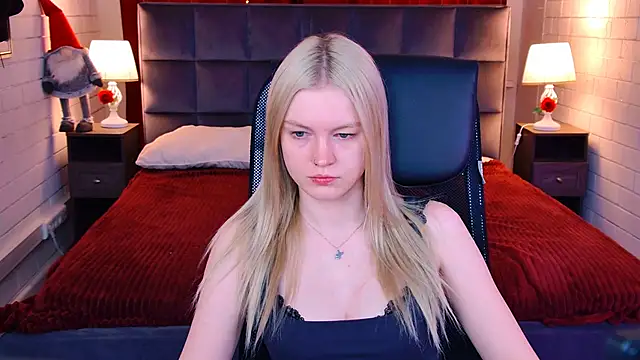 Snapshot of GraceGlamour chatting on 02-25-26, 05:06 GraceGlamour online show from 02-25-26, 05:06