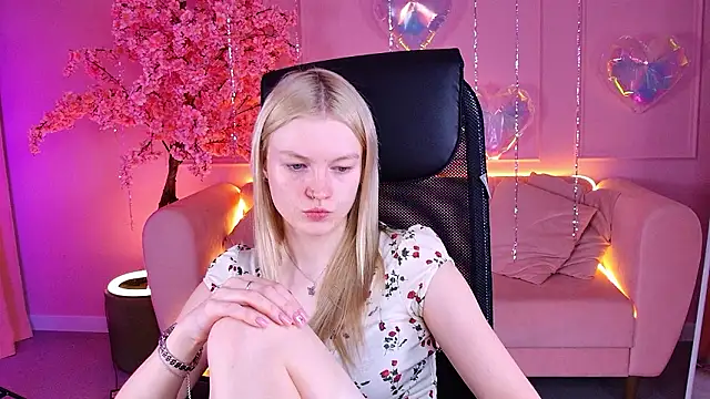 Snapshot of GraceGlamour chatting on 02-27-26, 05:07 GraceGlamour online show from 02-27-26, 05:07