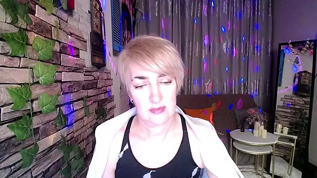 Snapshot of Hot_Girl87 chatting on 12-07-24, 10:17 Hot Girl87 online show from 12-07-24, 10:17