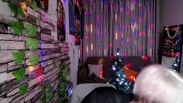 Snapshot of Hot_Girl87 chatting on 12-14-24, 10:28 Hot Girl87 online show from 12-14-24, 10:28