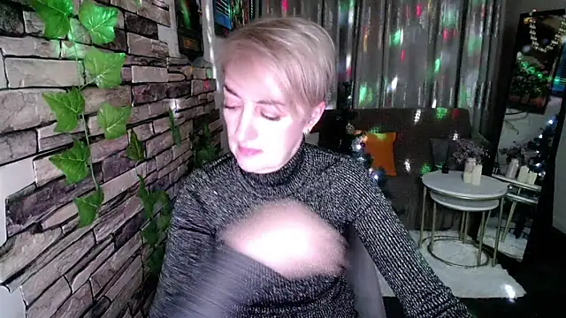 Snapshot of Hot_Girl87 chatting on 12-15-24, 04:15 Hot Girl87 online show from 12-15-24, 04:15