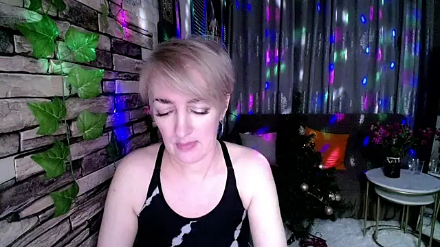 Snapshot of Hot_Girl87 chatting on 12-16-24, 05:22 Hot Girl87 online show from 12-16-24, 05:22