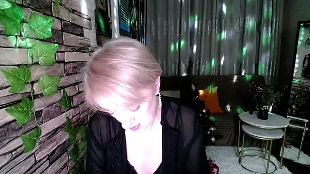 Snapshot of Hot_Girl87 chatting on 12-19-24, 06:23 Hot Girl87 online show from 12-19-24, 06:23